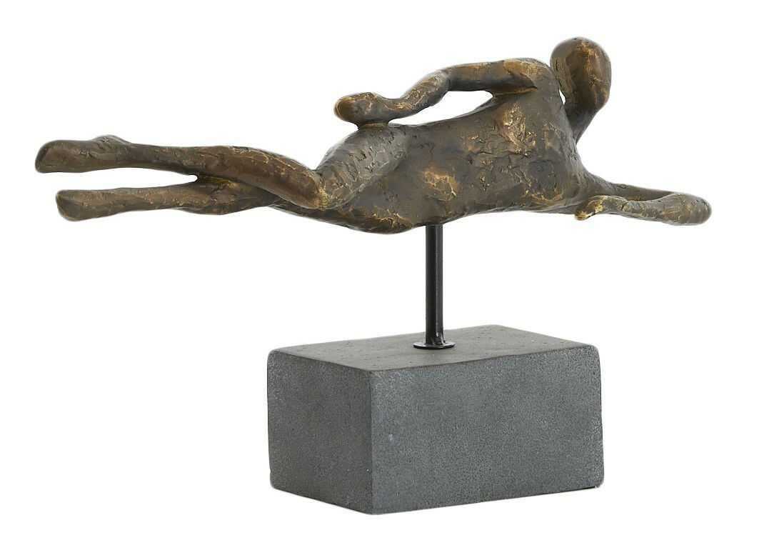 Bronzefarbene Skulptur eines liegenden Menschen auf einem rechteckigen Sockel, seitliche Perspektive