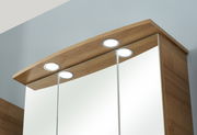 Spiegelschrank mit Holzrahmen und integrierter Beleuchtung, seitliche Perspektive