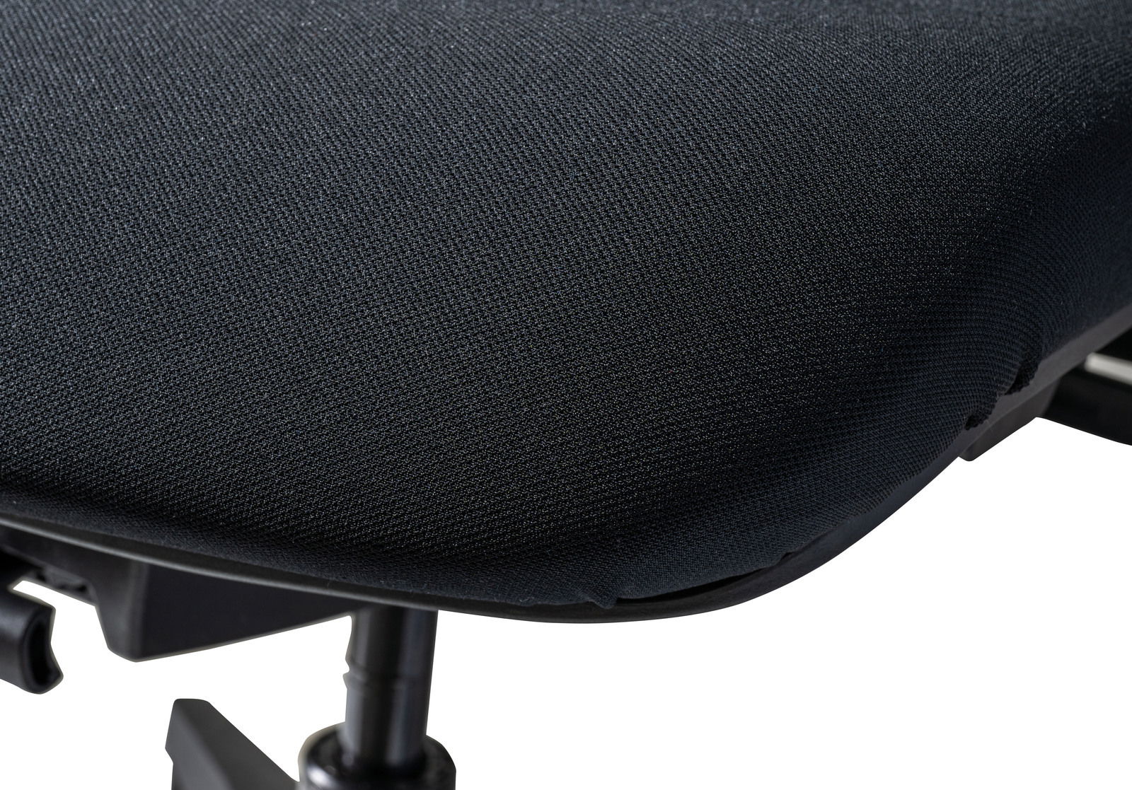 Nahaufnahme eines schwarzen Bürostuhlsitzes mit Stoffbezug, seitliche Perspektive