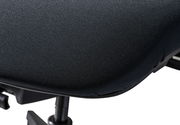 Nahaufnahme eines schwarzen Bürostuhlsitzes mit Stoffbezug, seitliche Perspektive