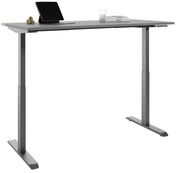 Moderner höhenverstellbarer E-Schreibtisch in seitlicher Perspektive mit Laptop, Glas und Buch auf der Tischplatte.