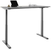 Moderner höhenverstellbarer E-Schreibtisch in seitlicher Perspektive mit Laptop, Glas und Buch auf der Tischplatte.