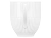 Weißer Becher mit Henkel, seitliche Ansicht, geriffelte Oberfläche, 0,35 l