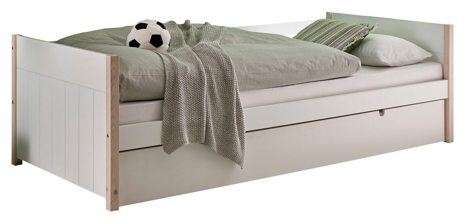 Weißes Jugendbett mit Holzdetails, Bettwäsche, Kissen und Fußball, seitliche Perspektive