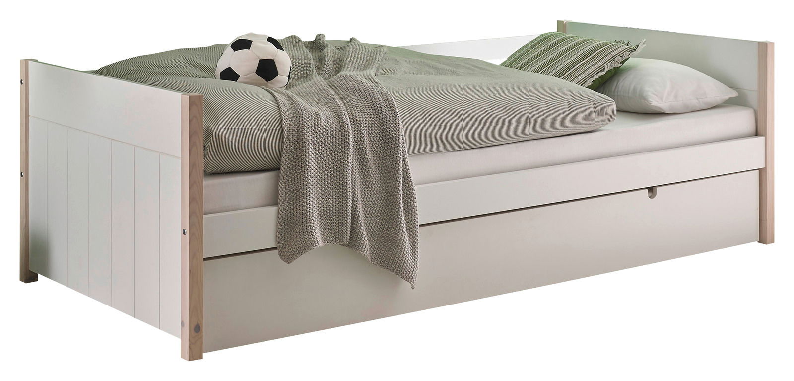 Weißes Jugendbett mit Holzdetails, Bettwäsche, Kissen und Fußball, seitliche Perspektive