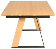 Moderne houten eettafel met metalen onderstel, vooraanzicht