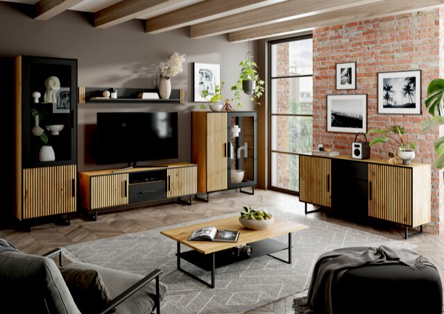 Moderner Couchtisch aus Holz und Metall in einem stilvollen Wohnzimmer, seitliche Perspektive.