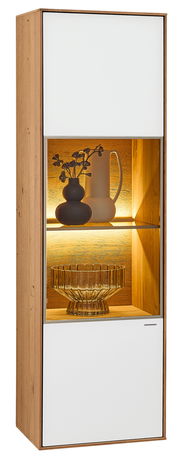 Hängevitrine aus Holz mit weißer Front, beleuchtetem Innenraum und dekorativen Objekten, seitliche Perspektive