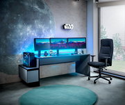 Moderner Drehstuhl in einem stilvollen Gaming-Setup mit drei Monitoren und Star Wars Dekoration, seitliche Perspektive.