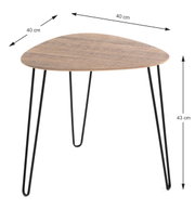 Kleiner Beistelltisch mit dreieckiger Holzplatte und schwarzen Metallbeinen, seitliche Perspektive