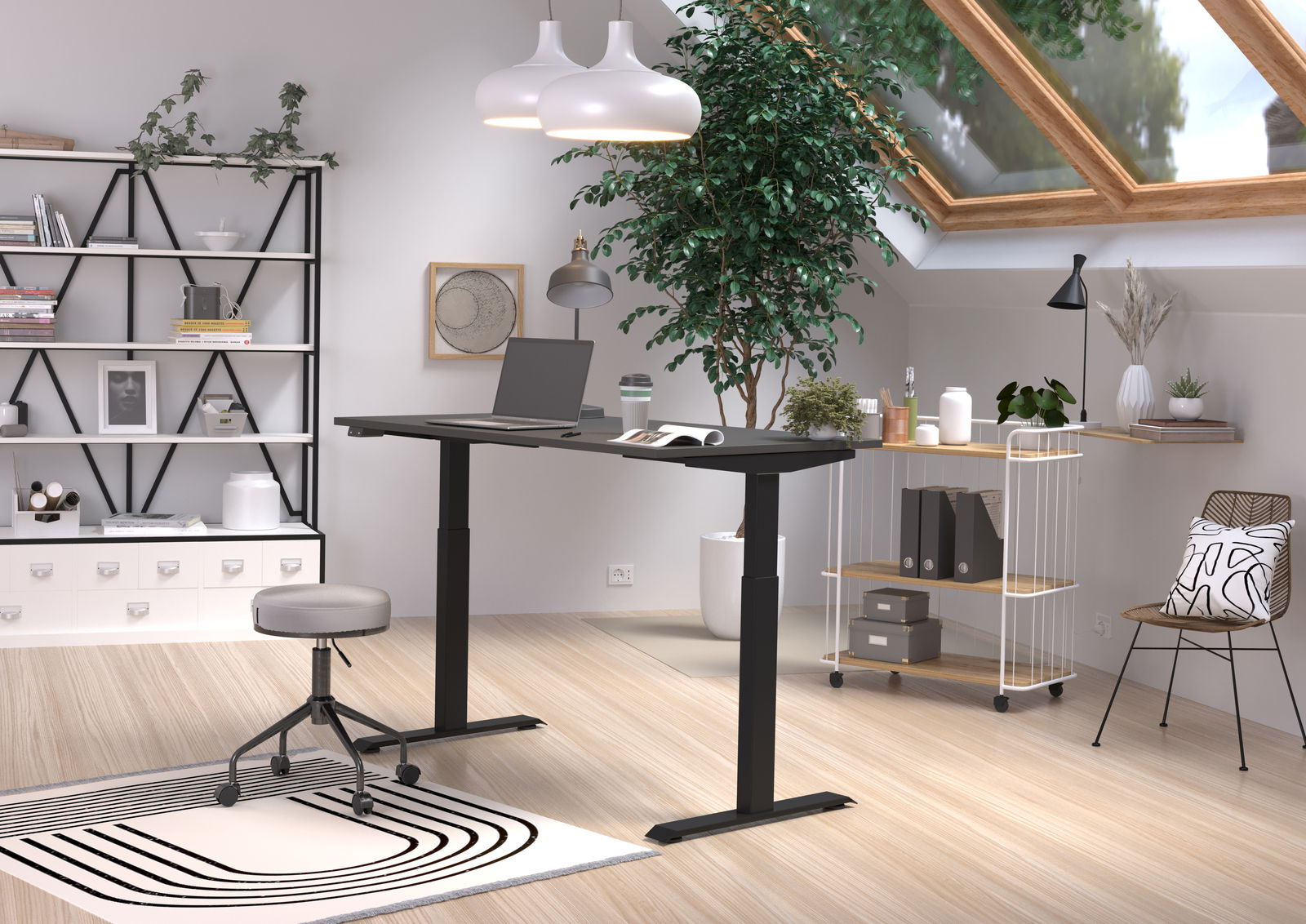 Moderner höhenverstellbarer E-Schreibtisch in einem stilvollen, hellen Raum mit Dachfenster, Pflanzen und minimalistischer Dekoration, seitliche Perspektive.