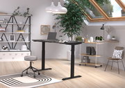 Moderner höhenverstellbarer E-Schreibtisch in einem stilvollen, hellen Raum mit Dachfenster, Pflanzen und minimalistischer Dekoration, seitliche Perspektive.