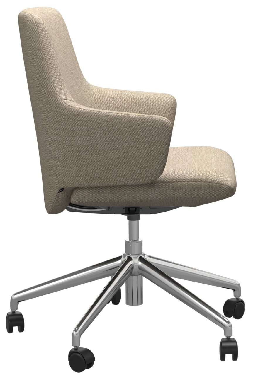 Zijaanzicht van een moderne thuiskantoorfauteuil met stoffen bekleding en een verchroomd draaipootstel op wieltjes.