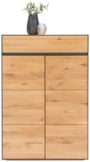 Hochkommode aus hellem Holz mit zwei Vasen auf der Oberseite, Frontalansicht