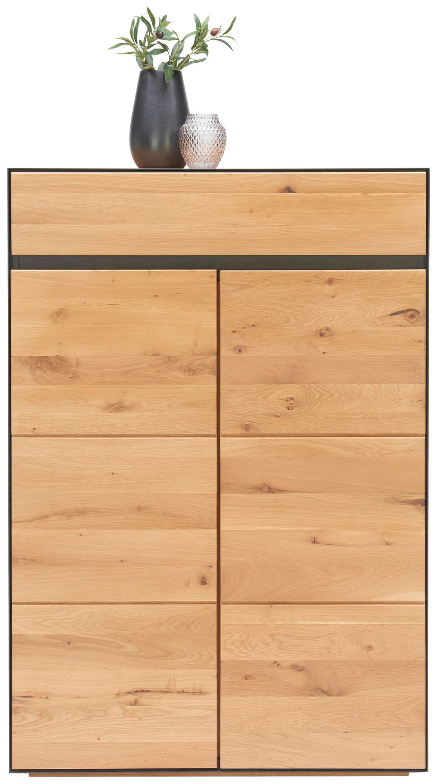 Hochkommode aus hellem Holz mit zwei Vasen auf der Oberseite, Frontalansicht