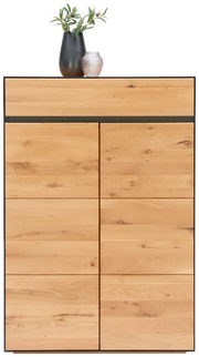 Hochkommode aus hellem Holz mit zwei Vasen auf der Oberseite, Frontalansicht