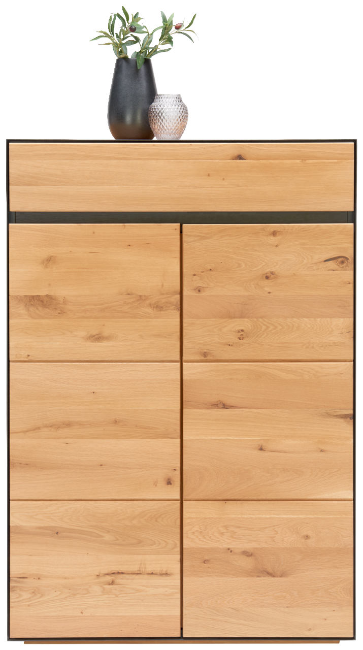 Hochkommode aus hellem Holz mit zwei Vasen auf der Oberseite, Frontalansicht