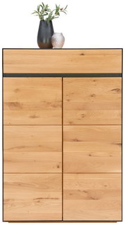 Hochkommode aus hellem Holz mit zwei Vasen auf der Oberseite, Frontalansicht