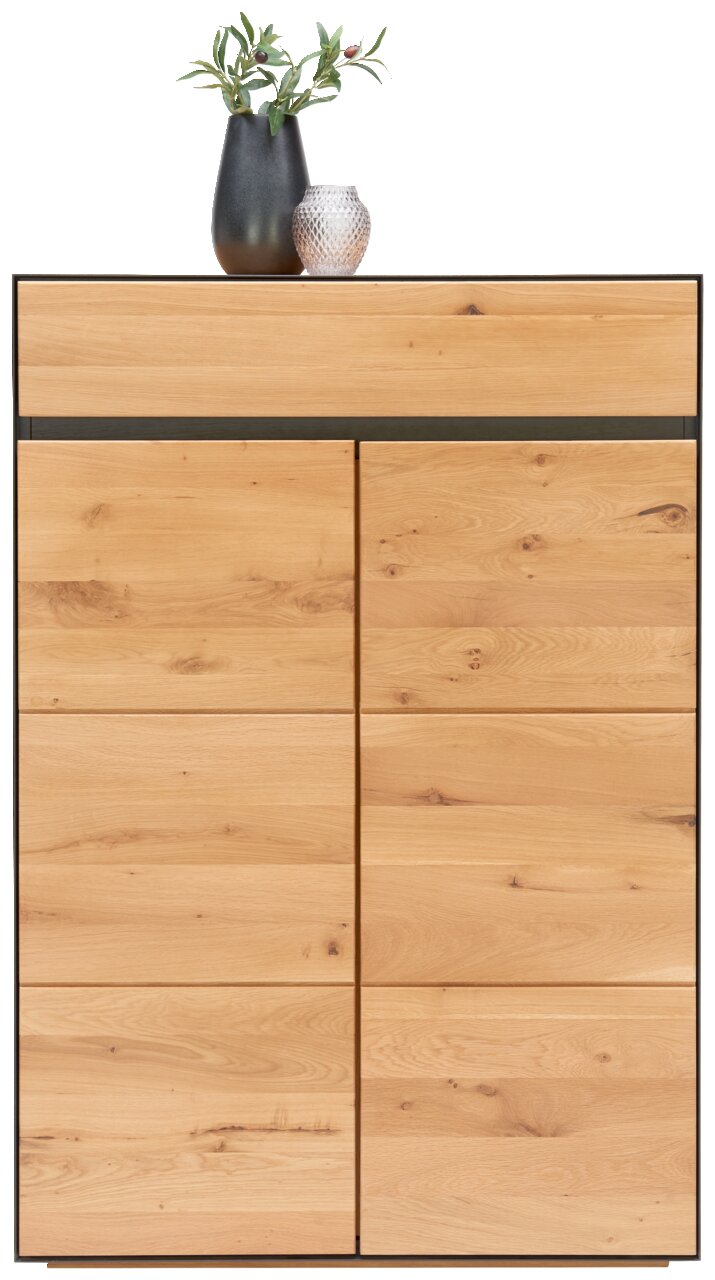 Hochkommode aus hellem Holz mit zwei Vasen auf der Oberseite, Frontalansicht