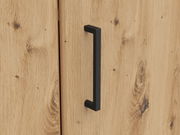 Nahaufnahme einer Holztür mit schwarzem Griff, Perspektive von vorne