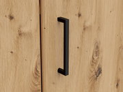 Nahaufnahme einer Holztür mit schwarzem Griff, Perspektive von vorne