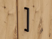 Nahaufnahme einer Holztür mit schwarzem Griff, Perspektive von vorne