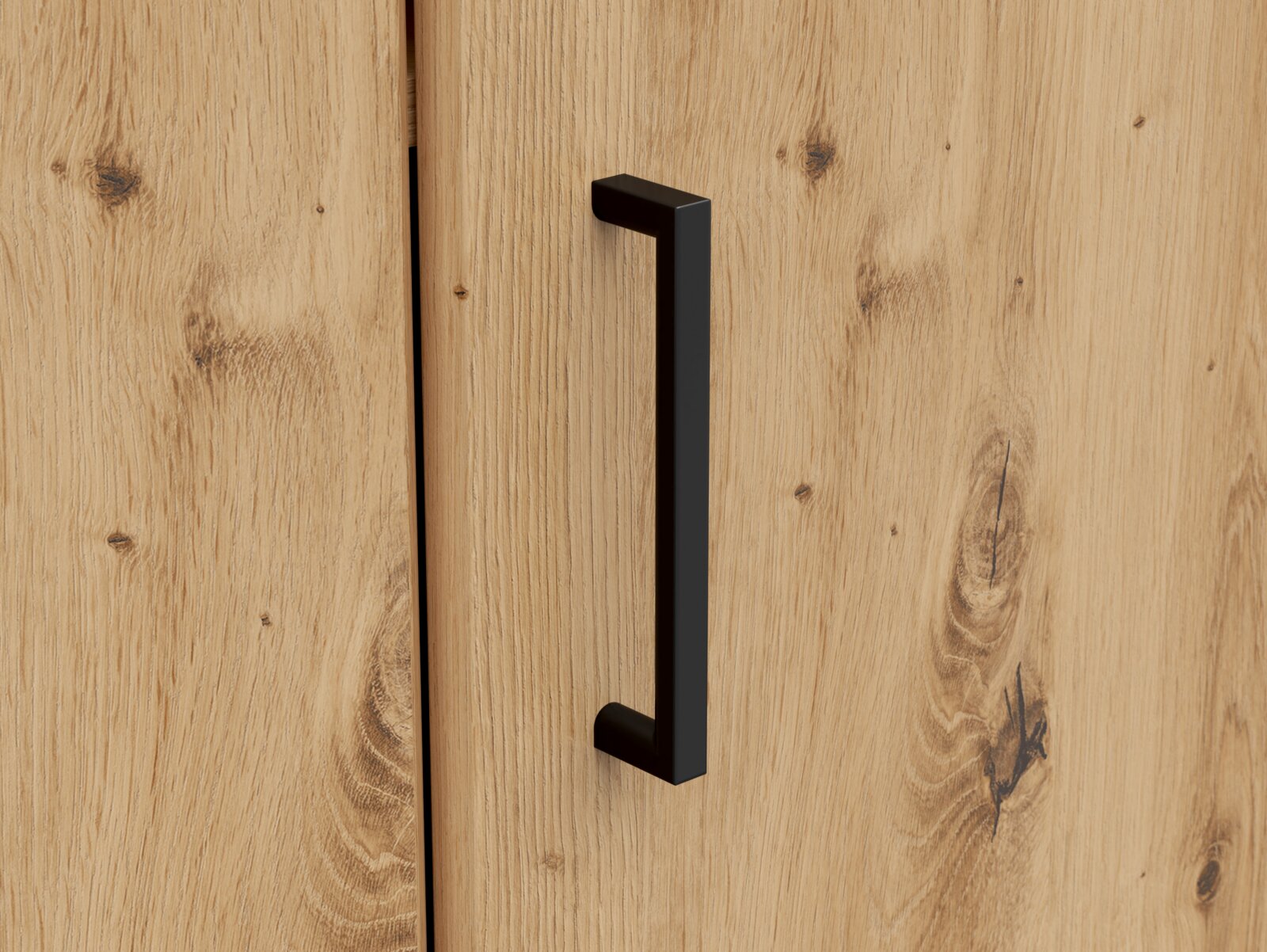 Nahaufnahme einer Holztür mit schwarzem Griff, Perspektive von vorne