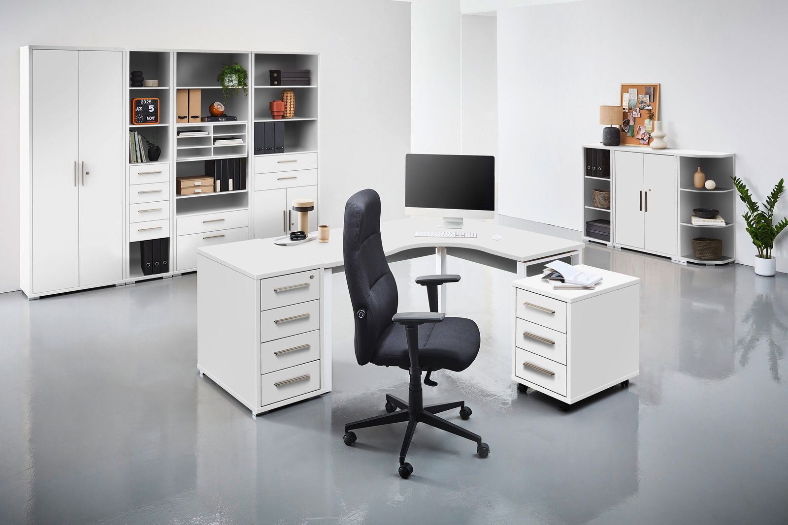 Moderner Drehstuhl in einem hellen Büro, seitliche Perspektive