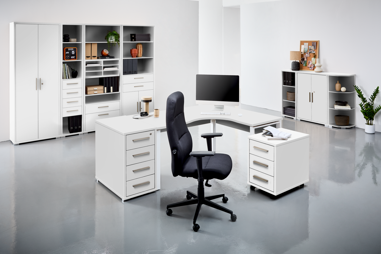 Moderner Drehstuhl in einem hellen Büro, seitliche Perspektive