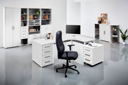 Moderner Drehstuhl in einem hellen Büro, seitliche Perspektive