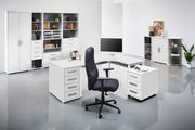 Moderner Drehstuhl in einem hellen Büro, seitliche Perspektive