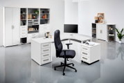 Moderner Drehstuhl in einem hellen Büro, seitliche Perspektive