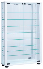 Weiße Glasvitrine mit mehreren Glasböden und transparenten Schiebetüren, Frontansicht leicht von links (3/4-Perspektive)