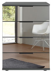 Moderne Nachtkommode mit spiegelnder Front, frontal abgebildet, im Hintergrund ein Fenster mit Blick ins Grüne und ein weißer Stuhl.