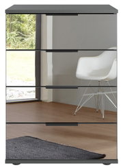 Moderne Nachtkommode mit spiegelnder Front, frontal abgebildet, im Hintergrund ein Fenster mit Blick ins Grüne und ein weißer Stuhl.