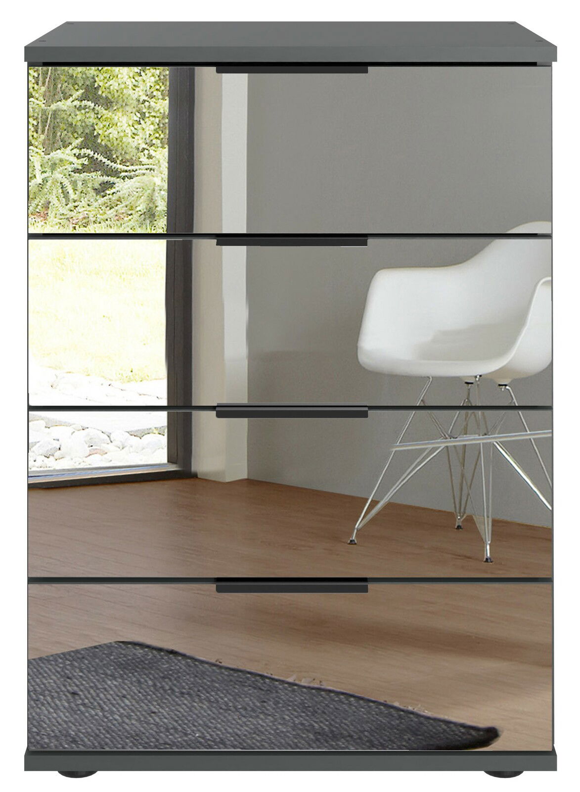 Moderne Nachtkommode mit spiegelnder Front, frontal abgebildet, im Hintergrund ein Fenster mit Blick ins Grüne und ein weißer Stuhl.