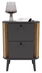 Moderne Nachtkommode mit zwei Schubladen in dunklem Holzdesign, darauf eine stilvolle Lampe und ein geöffnetes Buch, Frontalansicht.