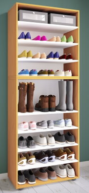 Hoher Schuhschrank aus hellem Holz mit mehreren weißen Einlegeböden, gefüllt mit verschiedenen Schuhen und Stiefeln, frontale Perspektive mit leichtem Blick von links