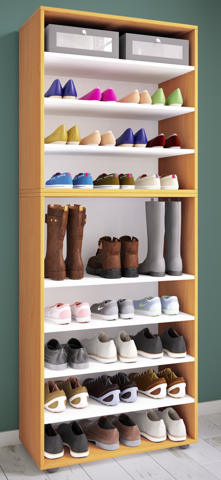 Hoher Schuhschrank aus hellem Holz mit mehreren weißen Einlegeböden, gefüllt mit verschiedenen Schuhen und Stiefeln, frontale Perspektive mit leichtem Blick von links