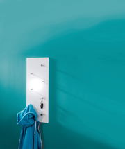 Weiße Wandgarderobe mit mehreren Haken, an der ein blauer Hoodie und ein Schlüsselbund hängen, vor einer türkisfarbenen Wand. Perspektive von vorne.