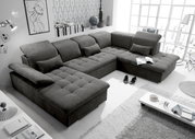 Graue Rundecke (U) in einem modernen Wohnzimmer, Perspektive von oben links.