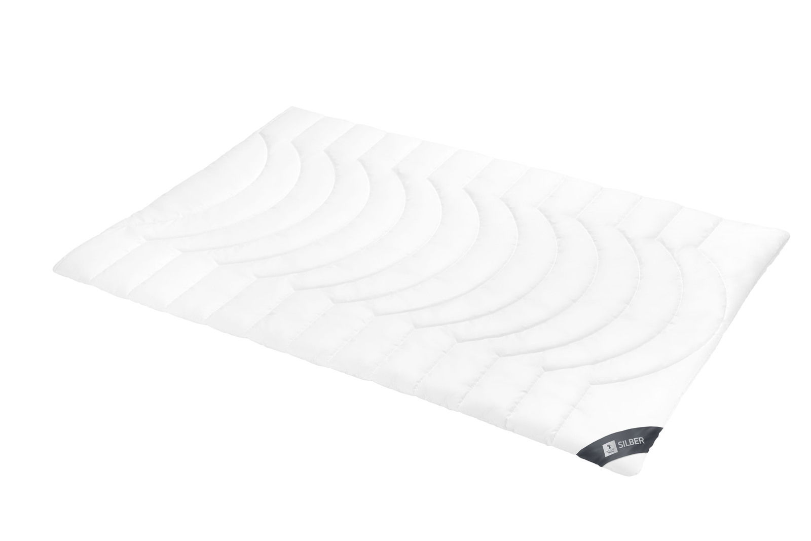 Ganzjahresbettdecke Spessarttraum Faserdecke SILBER in der Größe 135x200cm, schräg von oben fotografiert.