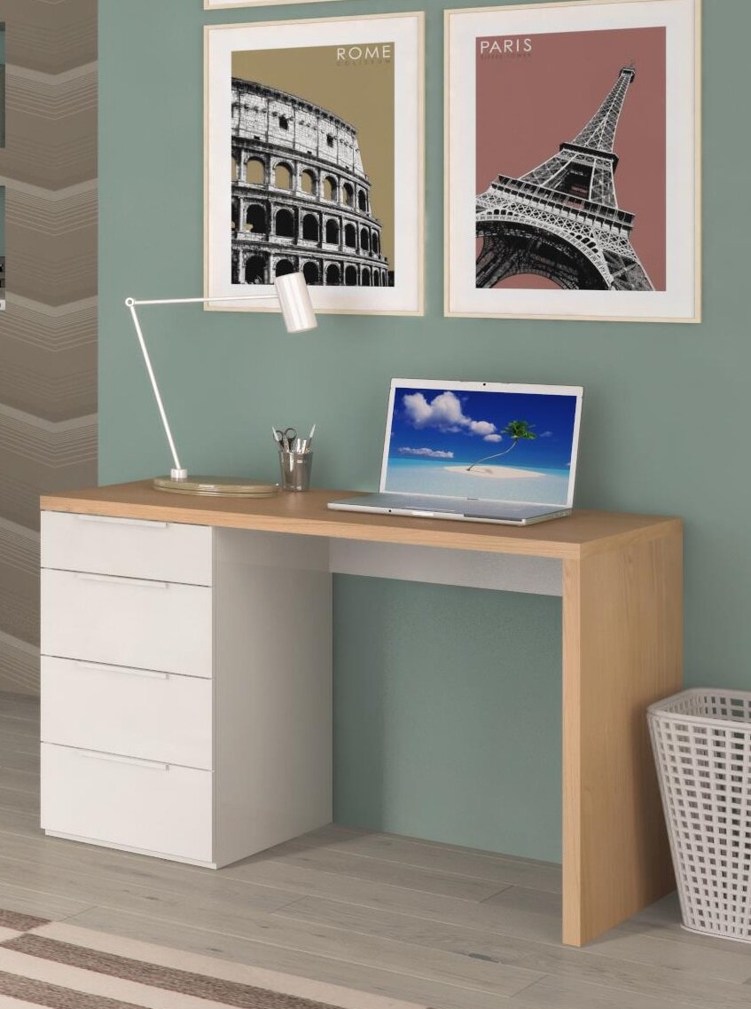 XORA Bureau MACCHIATO Modern bureau in eikenlook met een wit ladeblok aan de linkerkant, met daarop een laptop en een bureaulamp; foto vanuit een licht schuin perspectief van voren.
