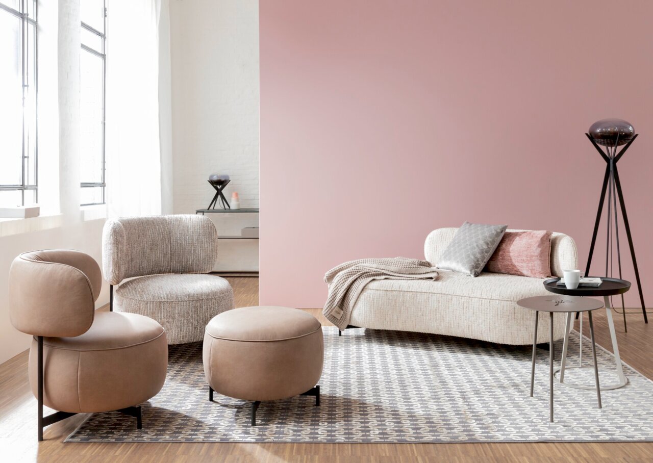 Moderner runder Hocker in einem stilvollen Wohnzimmer, seitliche Perspektive