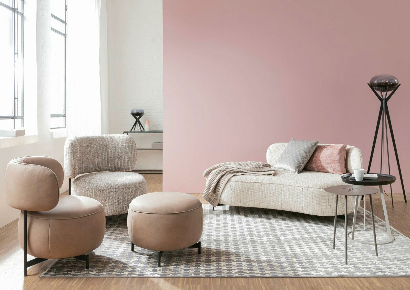 Moderner runder Hocker in einem stilvollen Wohnzimmer, seitliche Perspektive