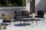 Moderne Loungegarnitur CELIA mit zwei Sesseln, einem Sofa und einem Tisch auf einer Terrasse, seitliche Perspektive.