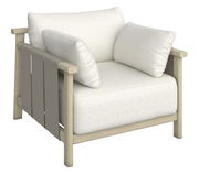 Moderner Loungesessel mit hellem Holzrahmen und weißen Kissen, seitliche Perspektive