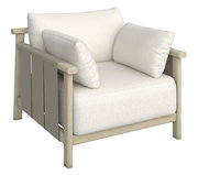 Moderner Loungesessel mit hellem Holzrahmen und weißen Kissen, seitliche Perspektive