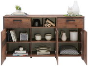 Frontale Ansicht eines rustikalen Sideboards mit offenen und geschlossenen Fächern, dekoriert mit Büchern, Geschirr und Dekorationsgegenständen.