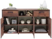 Vooraanzicht van een rustiek dressoir met open en gesloten vakken, versierd met boeken, serviesgoed en decoratieve voorwerpen.